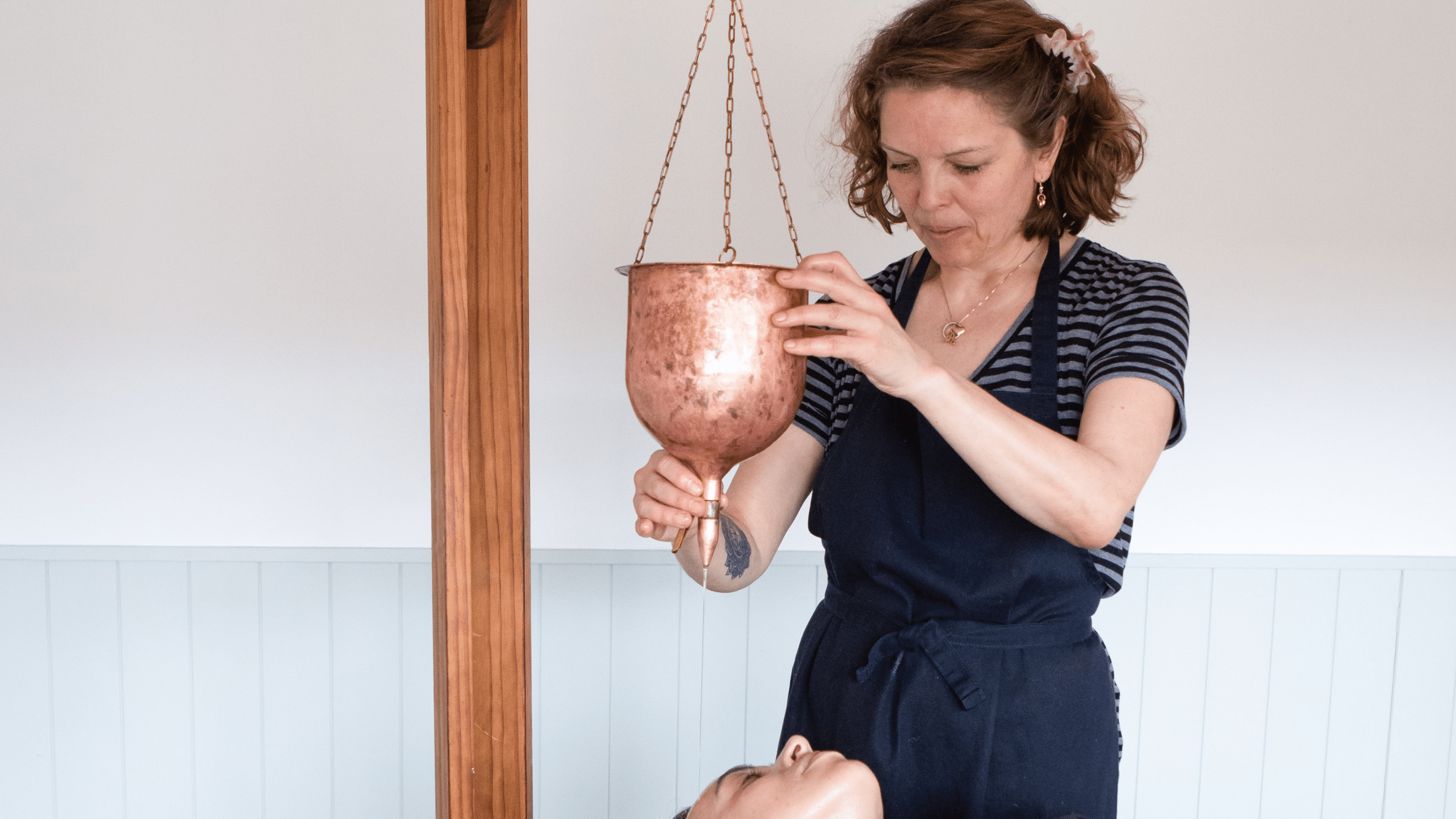 The owner of Jivita Ayurveda performing shirodhara at her retrear